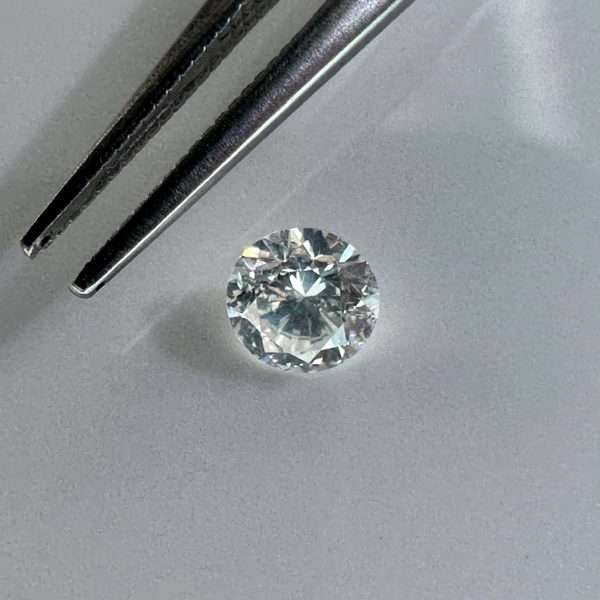 Natural white diamond of 0.36ct with a magnificent shine, ideal for refined jewelry.