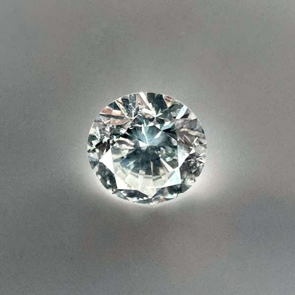 Natural white diamond of 0.36ct with a magnificent shine, ideal for refined jewelry.