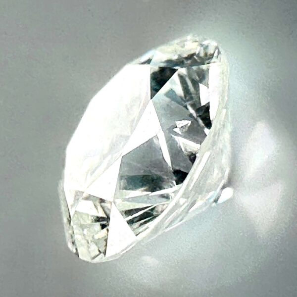 Natural white diamond of 0.36ct with a magnificent shine, ideal for refined jewelry.