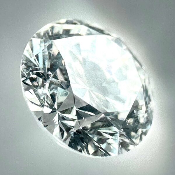 Natural white diamond of 0.36ct with a magnificent shine, ideal for refined jewelry.