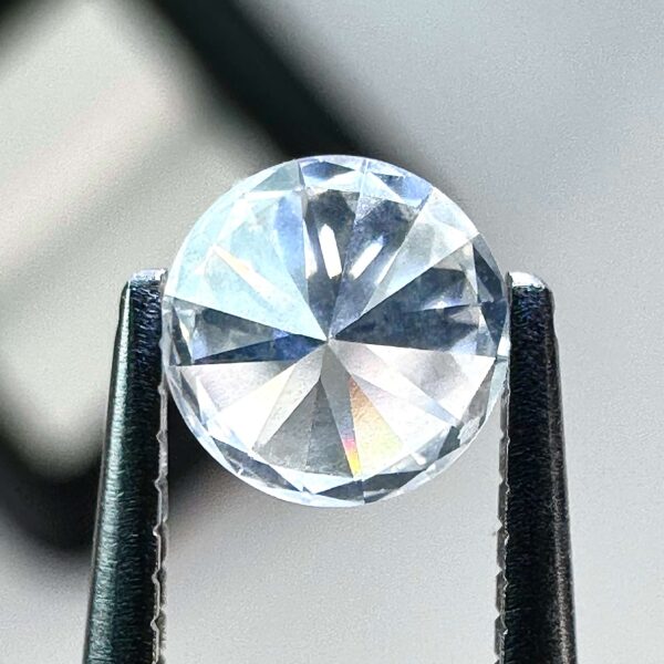 Natural white diamond of 0.36ct with a magnificent shine, ideal for refined jewelry.