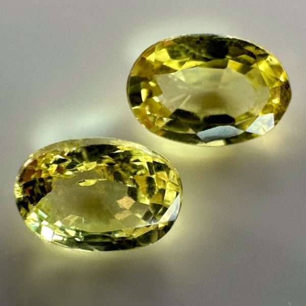 Pair of yellow sapphires, 0.43 ct - 4.2 x 2.9 mm