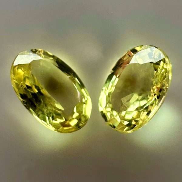 Pair of yellow sapphires, 0.43 ct - 4.2 x 2.9 mm