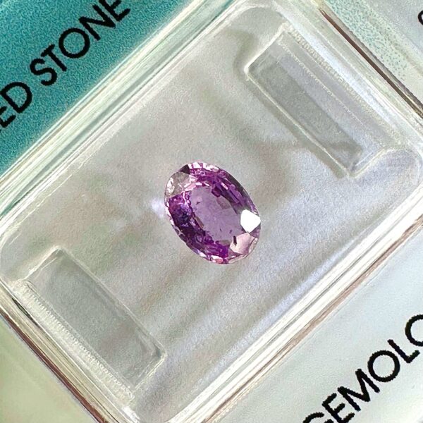Pinkish Purple sapphire 0.85 ct / 6,84 x 5,01 mm