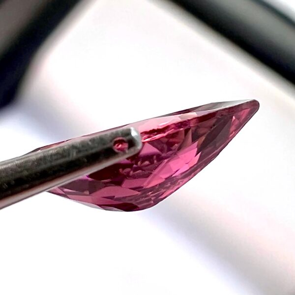 تورمالين وردي رائع 0.99 قيراط - 9 × 6.8 مم - لون مشرق وبريق للمجوهرات الثمينة