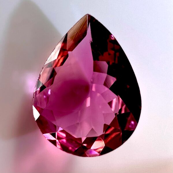تورمالين وردي رائع 0.99 قيراط - 9 × 6.8 مم - لون مشرق وبريق للمجوهرات الثمينة