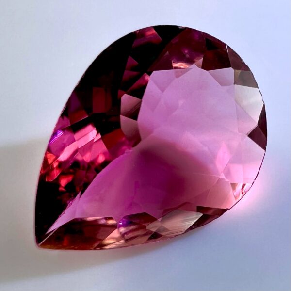 تورمالين وردي رائع 0.99 قيراط - 9 × 6.8 مم - لون مشرق وبريق للمجوهرات الثمينة