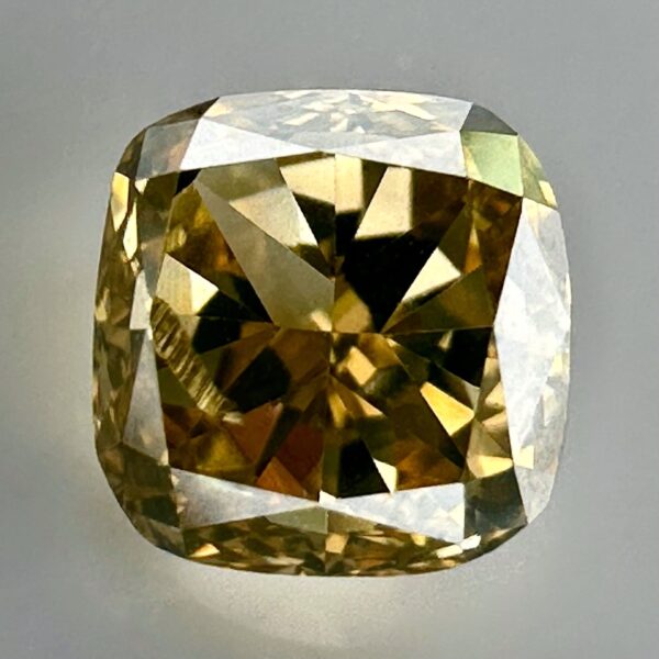 Natural greenish yellow diamond, untreated, with certificate, elegant cut and exceptional brilliance, offering a rare combination of green and yellow hues.