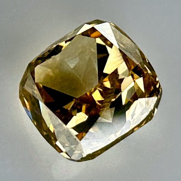 Natural greenish yellow diamond, untreated, with certificate, elegant cut and exceptional brilliance, offering a rare combination of green and yellow hues.