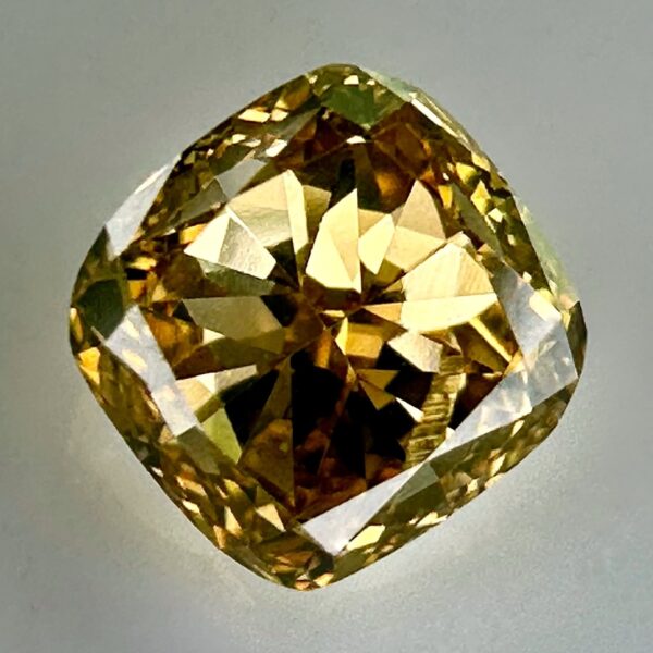 Natural greenish yellow diamond, untreated, with certificate, elegant cut and exceptional brilliance, offering a rare combination of green and yellow hues.
