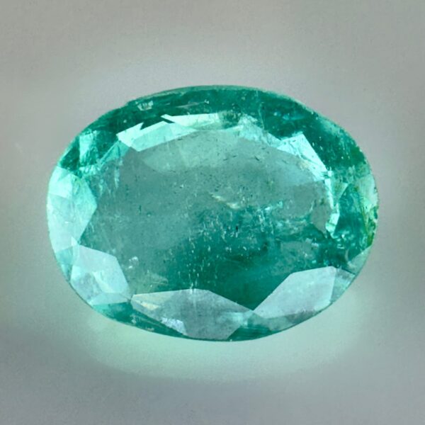 Natural Emerald 0.90 ct – 7.2 x 5.6 mm - Light blue-green color