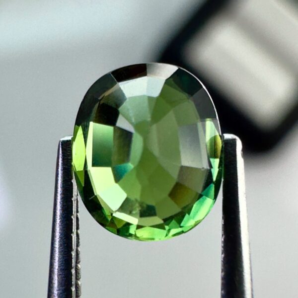 Natural green sapphire 0.89ct, with a beautiful shine and a deep color, ideal for a unique jewel or a precious collection.