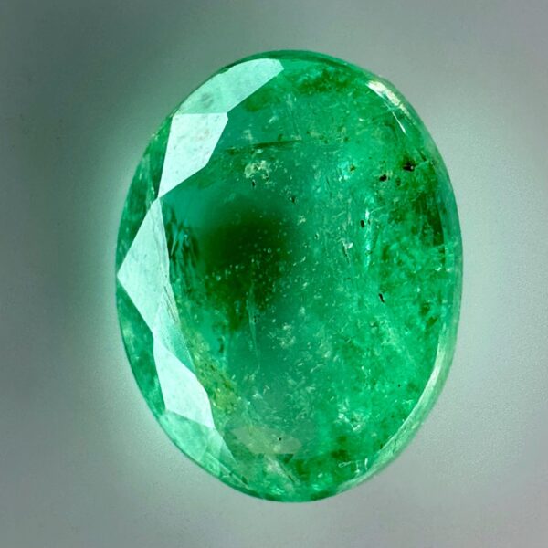 0.91ct natural emerald from Zambia with an elegant oval shape and a beautiful green hue.
