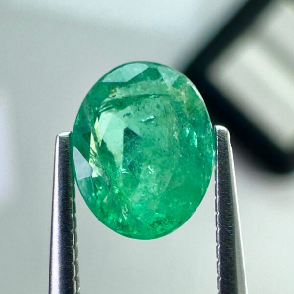 0.91ct natural emerald from Zambia with an elegant oval shape and a beautiful green hue.