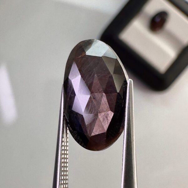 This golden sapphire, known as Zawadi Sapphire, owes its unique color to inclusions of hematite and rutile. Highly prized in fine jewelry, it is perfect for elegant earrings.