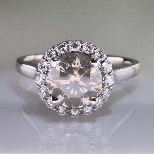 Ring with a central diamond surrounded by a halo of smaller diamonds to maximize sparkle and elegance. ©JamelGems